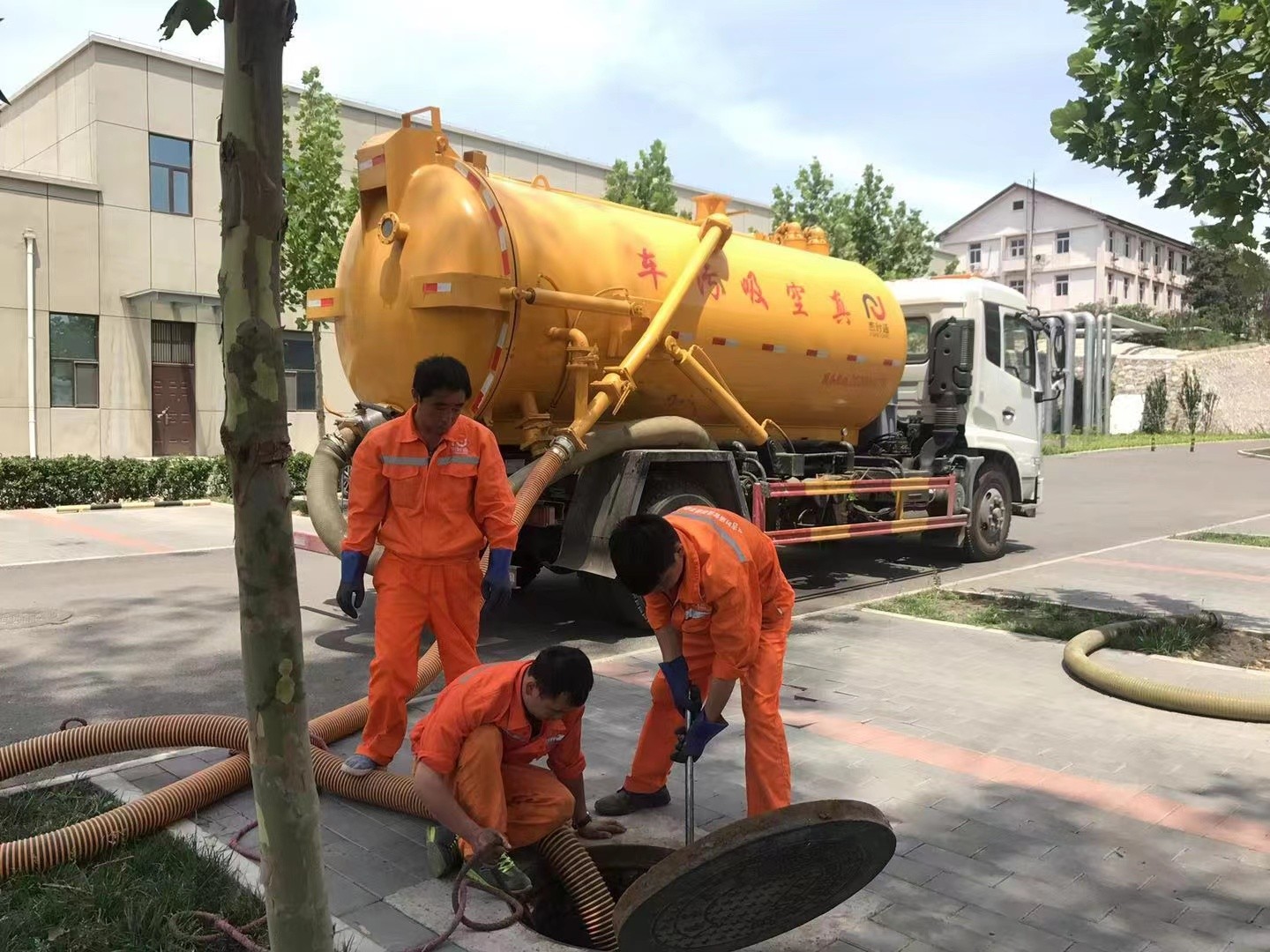 东安管道疏通车停在窨井附近